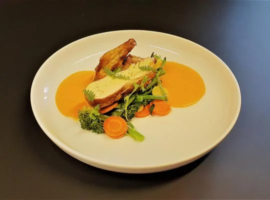 Pečené kuřecí prso, omáčka z uzených paprik a sotýrovaná jarní zelenina – recept