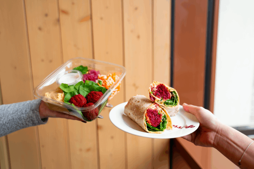 Řepový falafel jako wrap nebo bowl