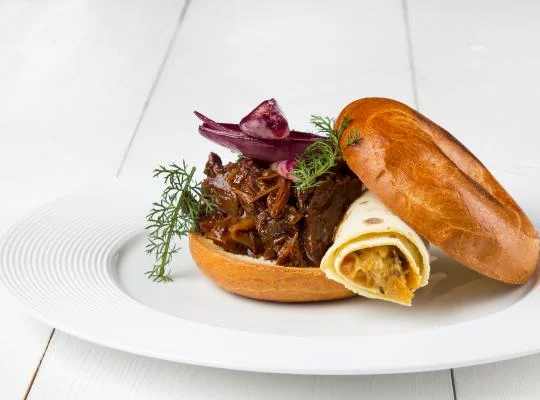 Burger s trhaným husím masem, glazírované šalotky a kysané zelí se škvarky v lokši