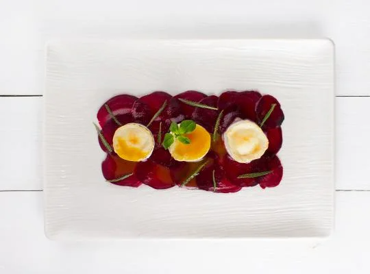 Carpaccio z červené řepy s kozím sýrem