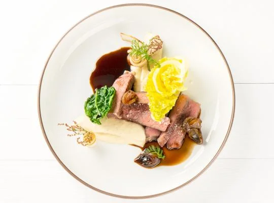 Entrecôte, pyré z černého kořene, kapusta, glazované šalotky, madeira sauce
