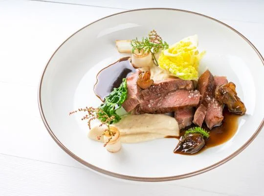 Entrecôte, pyré z černého kořene, kapusta, glazované šalotky, madeira sauce
