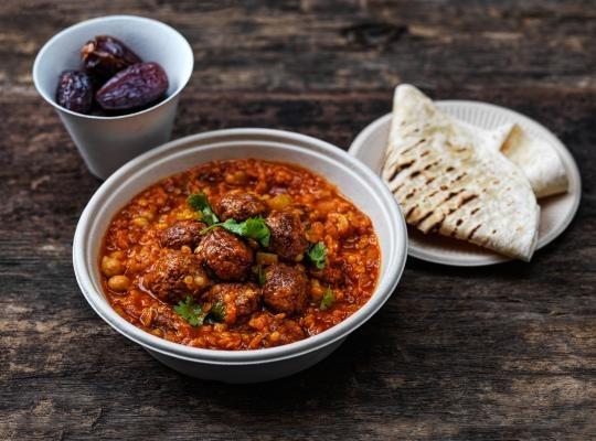 Harira polévka s Garden Gourmet® Veganskými kuličkami, šafránem a aromatickým kořením