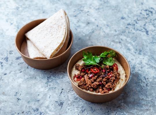 Veganské mleté s bílým tahini a čerstvými bylinkami
