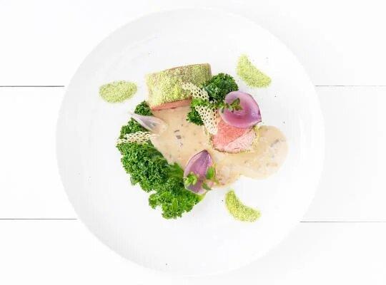 Vepřová krkovička sous vide, houbové ragů, kadeřávek, bylinková strouhánka2