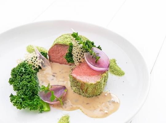 Vepřová krkovička sous vide, houbové ragů, kadeřávek, bylinková strouhánka
