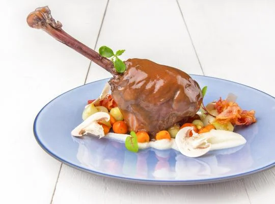 coq_au_vin_glazirovana_salotka_panchetta_chips_pyre_z_peceneho_kvetaku