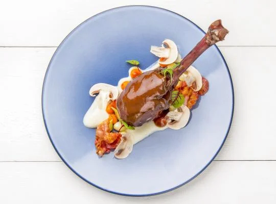 coq_au_vin_glazirovana_salotka_panchetta_chips_pyre_z_peceneho_kvetaku_2