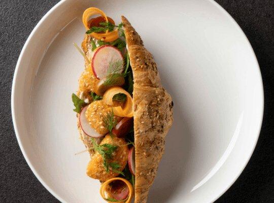 Croissant, s křupavými Garden Gourmet® Veggie nugetkami, zeleninou a bylinkovým dipem
