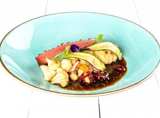 Salát z pečeného květáku, kachní prsa v teriyaki omáčce