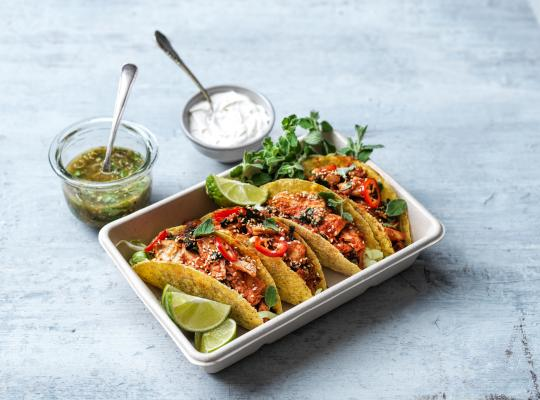 krupave-tacos-s-marinovanymi-nudlickami-v-omacce-mole-kapustou-a-salsou-verde