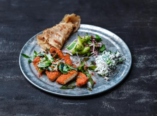 tandoori-smazeny-rizek-s-kari-listy-kokosovym-relishem-podavany-s-jogurtem-okurkou-a-matou-2
