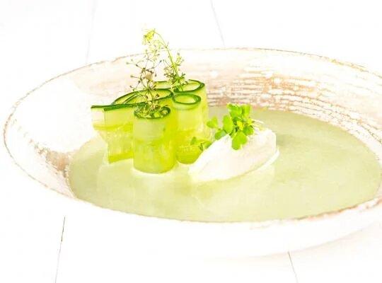 Vichyssoise z mladého pórku a okurek