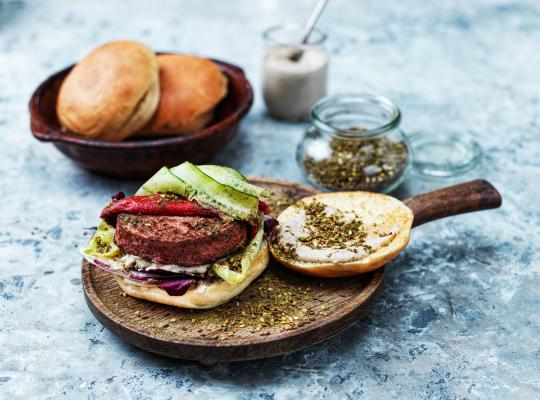 zaatar-garden-gourmetr-sensationaltm-burger-s-grilovanym-peprem-krupavym-horkym-salatem-a-omackou-tahini2