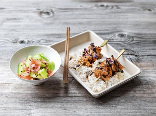 Grilované Yakitori špízy s fermentovaným pepřem a zázvorovým okurkovým salátem