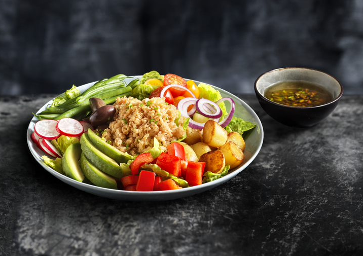 Niçoise bowl s avokádem a provensálským olejem