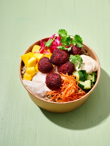 Středomořský poké bowl s falafelem z červené řepy