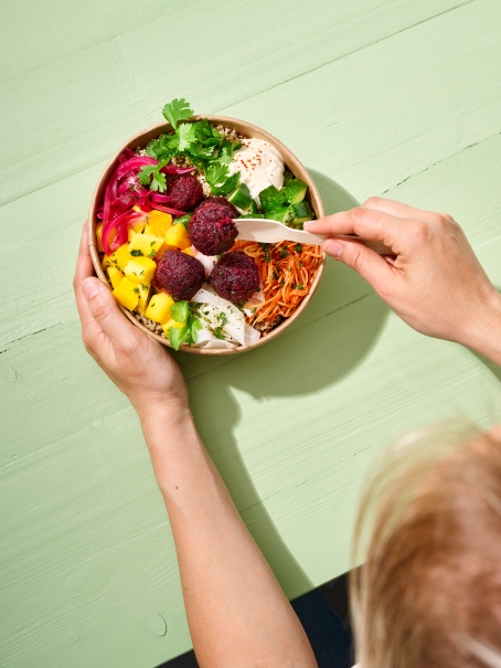 Středomořský poké bowl s falafelem z červené řepy