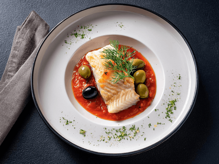 Pošírovaná bílá ryba, jemná tomatová omáčka s olivami a bylinkami 