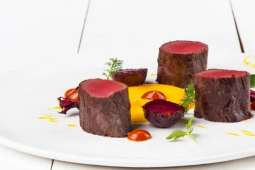 Dančí hřbet sous vide, espuma z šípkové omáčky a dýňové pyré se zázvorem