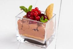 Čokoládová pěna s piškoty, sladkými třešněmi a lesním ovocem