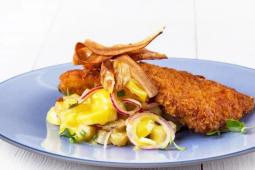 Pečený telecí řízek, hořčicová emulze se salátem z pečených brambor a černého kořene