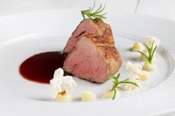 Steak z vepřové panenky s omáčkou z černého piva a karamelu