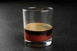 Espresso s ovocným sorbetem