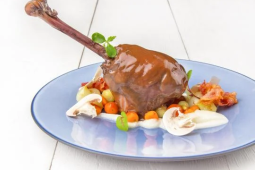 coq_au_vin_glazirovana_salotka_panchetta_chips_pyre_z_peceneho_kvetaku