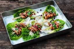 Garden Gourmet® Veganské kousky v tahini marinádě se salátem z granátového jablka