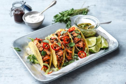krupave-tacos-s-marinovanymi-nudlickami-v-omacce-mole-kapustou-a-salsou-verde2