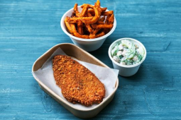 krupavy-garden-gourmetr-veggie-rizek-se-sladkymi-bramborovymi-hranolky-a-cizrnovymi-tzatziki