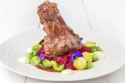 Selečí kolínko, glacée z černého piva, zelí z červené řepy, glazírovaná mini kapusta