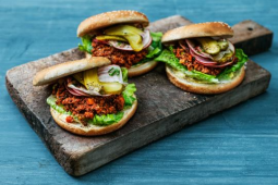 sloppy-joe-burger-s-nakladanymi-okurkami-a-zeleninou