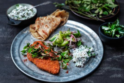 tandoori-smazeny-rizek-s-kari-listy-kokosovym-relishem-podavany-s-jogurtem-okurkou-a-matou