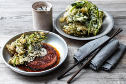 teriyaki-garden-gourmetr-sensationaltm-burger-se-zeleninou-v-tempure-jarni-cibulkou-a-citronovym-nori-dipem