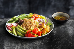 Niçoise bowl s avokádem a provensálským olejem