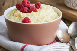 Jáhlová kaše s kokosovým mlékem a malinami