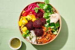 Středomořský poké bowl s falafelem z červené řepy