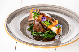 Pomalu dušené jehněčí kolínko, pyré ze špenátu, medvědí česnek, omáčka z červeného vína