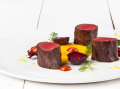 Dančí hřbet sous vide, espuma z šípkové omáčky a dýňové pyré se zázvorem