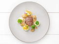 Filet mignon, pepřové glacée, uzené bramborové pyré, kadeřávek