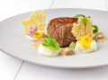 Filet mignon, pepřové glacée, uzené bramborové pyré, kadeřávek