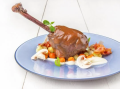 coq_au_vin_glazirovana_salotka_panchetta_chips_pyre_z_peceneho_kvetaku