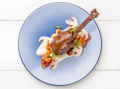 coq_au_vin_glazirovana_salotka_panchetta_chips_pyre_z_peceneho_kvetaku_2