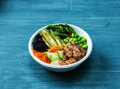 poke-misa-s-garden-gourmetr-grilovanymi-veggie-nudlickami-avokadem-fazolemi