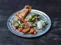tandoori-smazeny-rizek-s-kari-listy-kokosovym-relishem-podavany-s-jogurtem-okurkou-a-matou-2