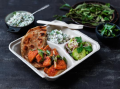 tandoori-smazeny-rizek-s-kari-listy-kokosovym-relishem-podavany-s-jogurtem-okurkou-a-matou-3