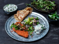 tandoori-smazeny-rizek-s-kari-listy-kokosovym-relishem-podavany-s-jogurtem-okurkou-a-matou