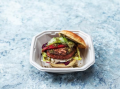 zaatar-garden-gourmetr-sensationaltm-burger-s-grilovanym-peprem-krupavym-horkym-salatem-a-omackou-tahini